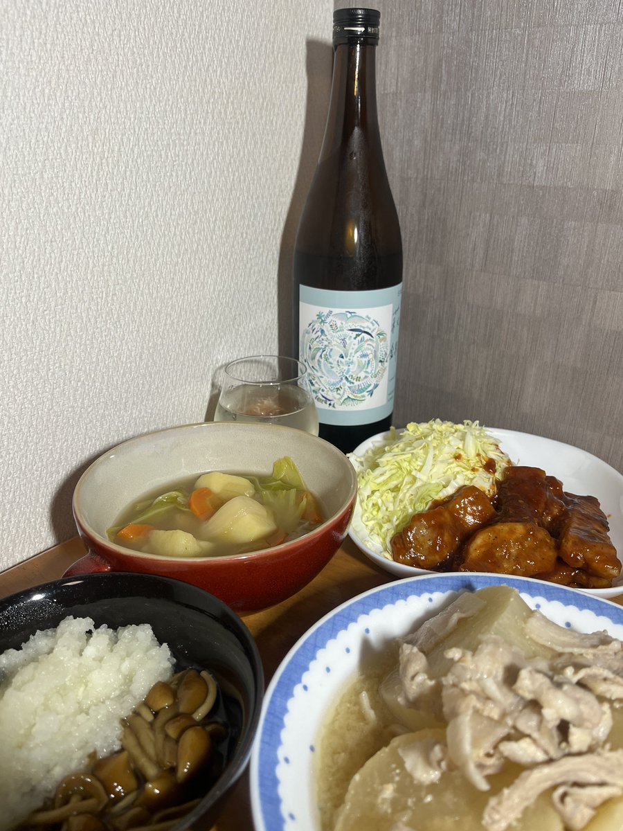 若草のような爽やかでグリーンな香り🌱
はじめ軽いタッチで酸味と瑞々しさを感じて、しだいにじわじわっと舌へピリピリ感と口腔内にドライ感が続く。
大地を感じるお酒🍶
トンテキ、ポトフ、豚バラ大根、なめ茸おろしと共に☺️
#萩錦 #土地の詩 #純米酒 #生原酒 #静岡市駿河区 #萩錦酒造