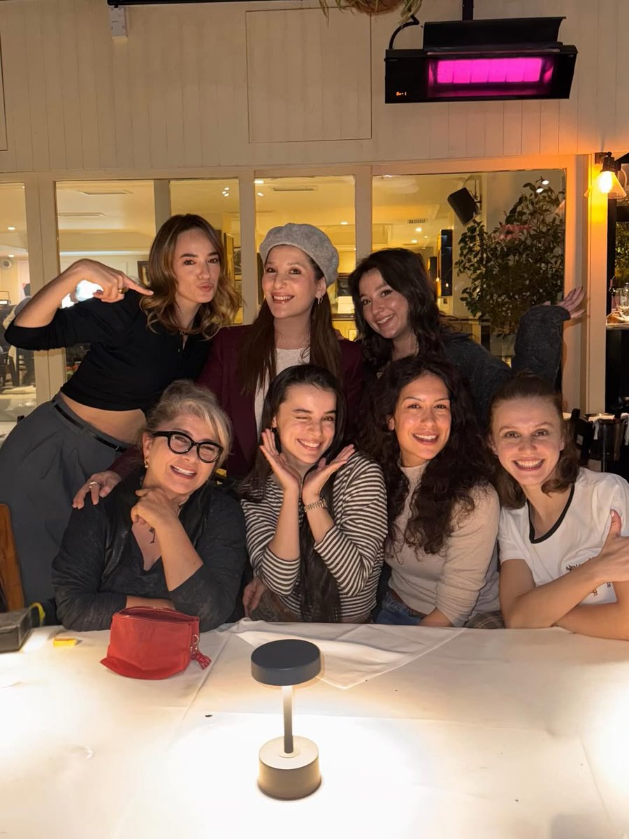 bestoferoglu's tweet image. Seda Bakan'ın Instagram gönderisinden Ahsen Eroğlu ve Rüya Gibi ekibi✨