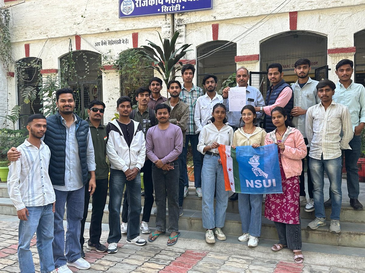 Sirohikiaawaz's tweet photo. #Sirohi NSUI सिरोही इकाई ने प्राचार्य को सौंपा ज्ञापन, स्पोर्ट्स वीक आयोजन की मांग,
सिरोही. #NSUI इकाई द्वारा महाविद्यालय प्राचार्य को ज्ञापन सौंपकर हर वर्ष की भांति इस वर्ष भी स्पोर्ट्स वीक आयोजित करने की मांग की गई,
NSUI ने कहा कि स्पोर्ट्स वीक के अंतर्गत आउटडोर व इंडोर खेलों का आयोजन किया जाए, ताकि छात्र-छात्राओं को अपनी प्रतिभा और काबिलियत दिखाने का अवसर मिल सके,
NSUI छात्रों ने चेतावनी देते हुए कहा कि 5 दिनों के भीतर लेटर जारी कर सभी ग्रुपों में सूचना दी जाए, अन्यथा NSUI को आंदोलन के लिए मजबूर होना पड़ेगा,
इस दौरान ब्लॉक अध्यक्ष पदम सिंह, लक्ष्मण कुमार, वनेपाल सिंह, मल्लिका, कामिनी, कुणाल राणा, भानु प्रताप, दीप्ति, सरफराज, जाहिर, अरमान, कृष्णपाल सिंह, किशन धवल, अलकेश स��लंकी, पीयूष, लोकेश कुमार सहित अनेक NSUI कार्यकर्ता उपस्थित रहे।