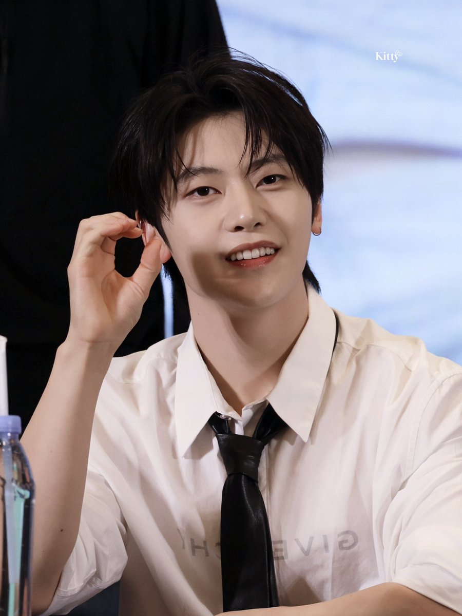 you_kitty528's tweet photo. 251123 yzy 팬싸 

𝐋𝐎𝐕𝐄 

#석매튜 #SEOKMATTHEW #メテュ #ソクマシュー #石马修 #제로베이스원 #ZEROBASEONE #제베원 https://t.co/Abb28McyCo