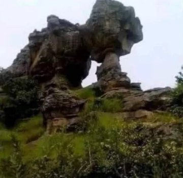 ymuchosmemes's tweet image. "Dejaré que las montañas me aconsejen qué hacer."

Las montañas: