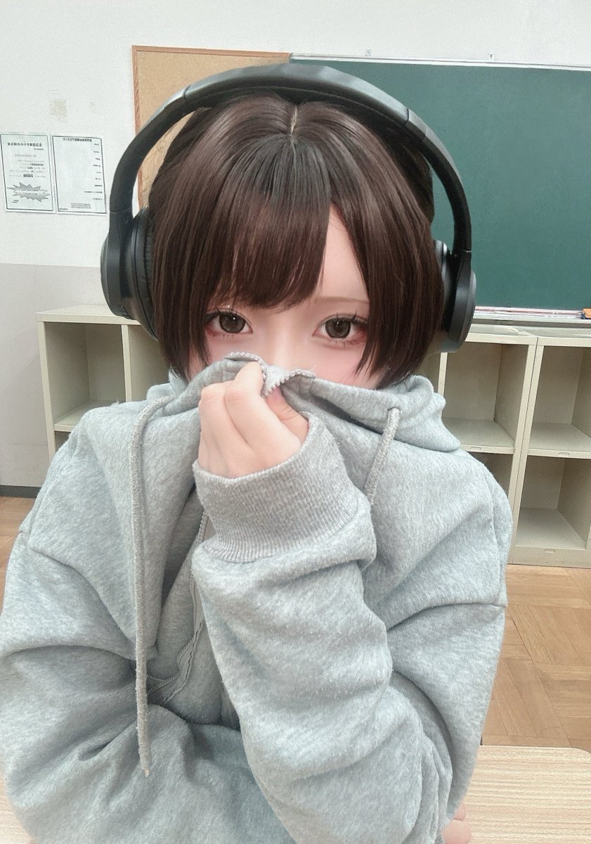 Daiさんのためのサーキュウーラちゃん Ataru-san buys two earmuffs for 200 yen! ^_^ 