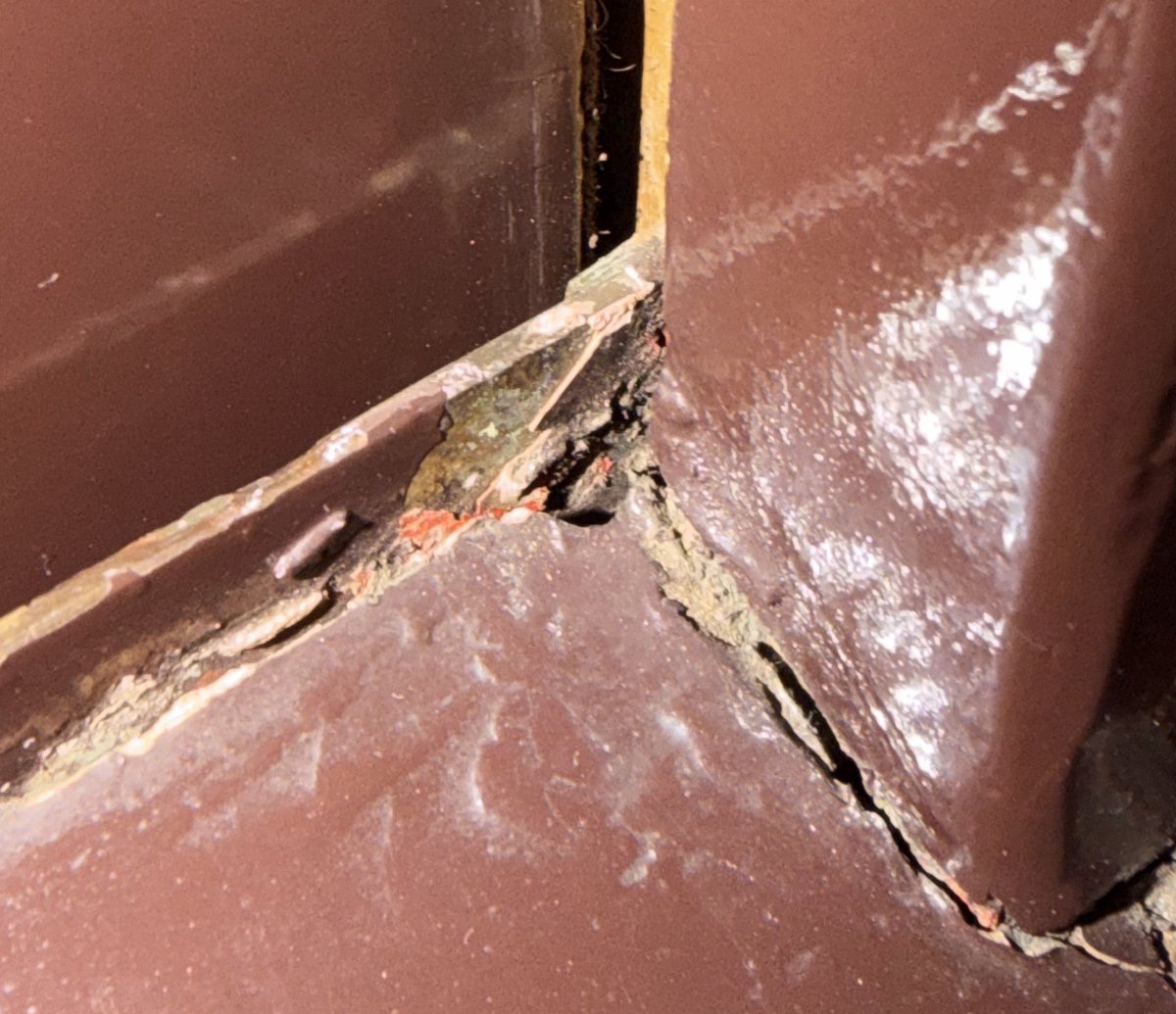 久しぶりに東武博物館のデハ5を見てきた。
屋内静態保存だが木造車だけあって歪みっぷりが凄まじかった…
4枚目の窓枠の画像にインターナショナルオレンジの跡が僅かに発見できた。