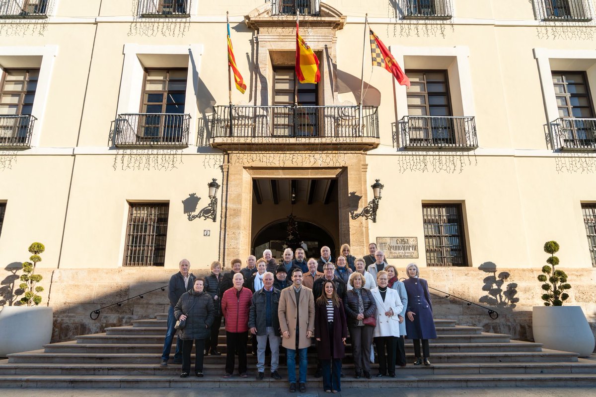 Nos habéis pedido calendarios de los de toda la vida, para apuntar la cita del centro de salud, el baile, recoger a los nietos o cualquier otra cosa ☺️

Y nos ha parecido buena idea poner esta foto tan divertida con las Directivas de los Centros de Personas Mayores de Paterna 😅