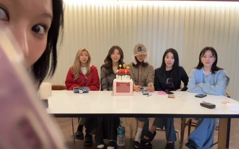 #HANDONG IS ON CALL!!!! 🐱

😼Hi!! Congrats!
🐺She said congrats!
DC: 😂
🐱: Dream of me, Hello I'm Dreamcatcher's Handong!
🐥: Dong-ah, what are you doing?
🐱: I'm at Shanghai!
🦊: Are you working?
🐱: I have schedule the next day