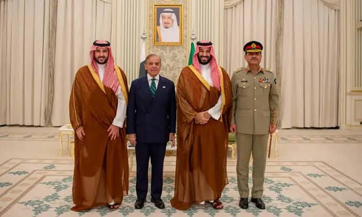 CSMR786's tweet photo. ایک ایسا معاہدہ جس نے بہت کچھ تبدیل ہونے جا رہا ھے👇
ایک بات تو کلئیر ہو چکی ھے کہ سعودیہ کیساتھ دفاعی معاہدہ صرف صرف لاجسٹک سپورٹ کے لئے نہیں تھا اس میں صاف لکھا ھے کہ کسی ایک ملک پر حملہ دونوں ممالک پر حملہ تصور کیا جائے گا اور یہ معاہدہ گلف میں چھپے سعودیہ کے دشمنںوں کے ڈراؤنا خواب ثابت ہوا کیونکہ وہ سب پاکستان کی فوجی طاقت سے بخوبی واقف ہیں۔ جبکہ پاکستان کے لئے یہ معاہدہ ایک گارنٹی اور ضمانت کے لئے بہت ضروری تھا۔
جیسا کے سعودیہ نے 2 ارب ڈالر کا قرض واپس مانگنے یا رول اوور کرنے کے بجائے الٹا 2 ارب ڈالر مذید ڈالکر کر اسکے بدلے جے ایف 17 تھنڈر خریداری کی 4 ارب ڈالر کی ڈیل کی ھے،
سعودیہ پہلے ہی دنیا کی جدید ترین ٹیکنالوجی اور طیارے رکھتا ھے اور اگر اس جیسا ملک جے ایف 17 تھنڈر کی ڈیل کر رہا ھے تو پھر گلف کے دوسرے ممالک بھی یہ سوچنے پر مجبور ہو گے ہیں کہ اگر سعودیہ یہ معاہدہ کر رہا ھے تو ہم پاکستان سے ایسا معاہدہ کیوں نہیں کر رھے۔ جس معاہدے میں جے ایف 17 تھنڈر کی خریداری کیساتھ ٹریننگ اور سپورٹ کے معاہدے بھی شامل ہیں۔
جیسا کے عرب ممالک جانتے ہیں کہ ایک ماہ پہلے پاکستان لیبیا کو JF-17 بلاک تھری اور مشاق طیاروں سمیت 12.88 کھرب روپے کے ہتھیار فروخت کرے گا، اس معاہدے کو حتمی شکل آرمی چیف جنرل عاصم منیر کے لیبیا دورے کے بعد دیدی گئی ھے۔
سعودیہ معاہدہ ہمارے لئے عرب اور افریقن ممالک میں بطور گارنٹی استعمال ہو گا جبکہ سعودیہ اس معاہدے سے پورے عرب میں عمل دخل کر سکتا ھے کہ میرے پیچھے ایٹمی قوت پاکستان کھڑی ھے۔ اور اسکا عملی مظاہرہ کچھ دن پہلے یو اے ای کو دھمکی اور یمن میں ائیر سٹرائیک کے بعد اپنی فوجیں بھیج کے کر چکا ھے۔
لیبیا کے بعد سوڈان کے ساتھ جے ایف 17 تھنڈر کی ڈیل میں بھی سعودیہ نے اپنا اثرورسوخ استعمال کیا ھے اور اب پاکستان جے ایف 17 تھنڈر کی سب سے بڑی تاریخی ڈیل انڈونیشیا کے ساتھ کرنے جا رہا ھے، اور اس ڈیل میں بھی سعودیہ اپنا اثرورسوخ استعمال کر رہا ھے۔ آئی ایم ایف سے نکلنے کی باتیں بھی ایویں نہیں ہو رہی۔ سعودیہ جنگی ڈیل کے علاوہ بھی اور بڑے طریقوں سے پاکستان کی مدد کرنے جا رہا ھے جو وقت سے پہلے بتائی نہیں جا سکتی۔۔ سعودیہ کیساتھ دفاعی معاہدے کے بعد ترکی کے علاوہ عرب کے 6 ممالک بھی اس معاہدے میں شامل ہونے کی بات کر چکے ہیں۔ لیکن عرب ممالک کو اس معاہدے میں شامل کرنا یا نہ کرنے کا اختیار پاکستان نے سعودیہ کو دیا ہوا ھے۔
یو اے ای نے کئی بار شہبازشریف اور آرمی چیف کو دورے کی دعوت دی اور پیغام بھی بھجوائے لیکن ہماری طرف سے یو اے ای کو ٹالا جاتا رہا تو کچھ دن پہلے یو اے ای کے صدر زاہد النہان خود پاکستان آئے اور کئی دن قیام کیا۔
اور اتنے دن کا قیام بلاوجہ نہیں تھا اس دورے کے دوران بہت اہم باتیں ہوئی اور اس دوران ساتھ سعودیہ سے بھی رابطہ رکھا گیا تھا۔
پاک سعودیہ دفاعی معاہدہ ہمارے لئے کس قدر سودمند ثابت ہو گا اس کے اثرات ایک سال بعد آنا شروع ہو جائیں گے ان شاءاللہ۔۔
( شاہد محمود )