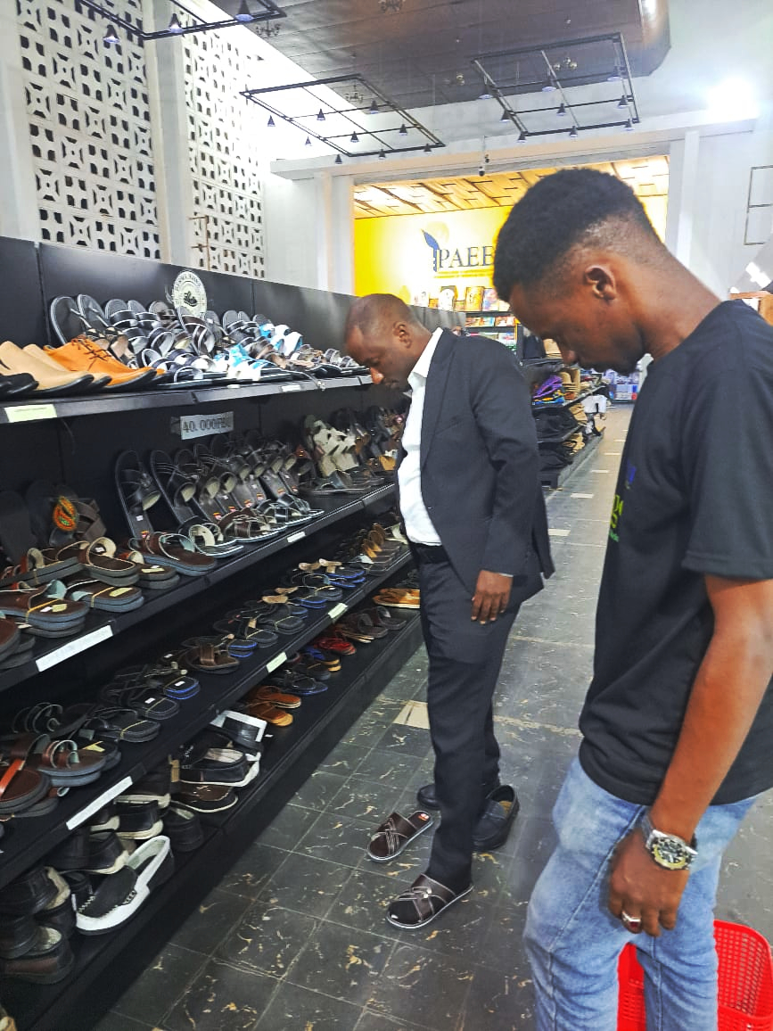 MagazineJimbere's tweet photo. 🇧🇮 Quand le Ministre Kibeya passe faire ses achats du soir au Centre commercial @Kigega_... 

🚧 ...la salle du "Palais des Arts" qui autrefois grouillait épisodiquement tantôt de foires dédiées aux produits égyptiens ou kényans, tantôt d'étals improvisés pour le matériel scolaire, est devenue (presque) méconnaissable. Le @PAEEJ_Burundi l'a rénovée, et y a installé un équipement complet d'un Centre commercial dédié au #MadeinBurundi, dont la gestion a été confiée à la société anonyme @Kigega_, espace ouvert aux jeunes financés par des fonds publics (#PAEEJ, @BIJE_Burundi, @bidfburundi...) ou privés (dons, capital familial, crédit bancaire, etc)

📌Un appel entendu: plus de 300 sociétés et coopératives se sont déjà inscrites pour y acheminer leurs produits, la vente s'opérant en première phase de 6h à 22h chaque jour de la semaine, avant de basculer sur un service disponible 24h/24