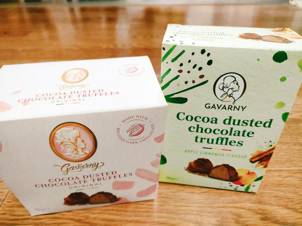 capa_blood's tweet photo. ガヴァルニー　プレミアムトリュフ
・ココア
・アップルシナモン

甘い。原材料見ると植物油脂が多い。
甘すぎてリピなし。家人はとても気に入ったので、甘いチョコが好きなら美味しいんだと思う https://t.co/Lj5kfEX6JF