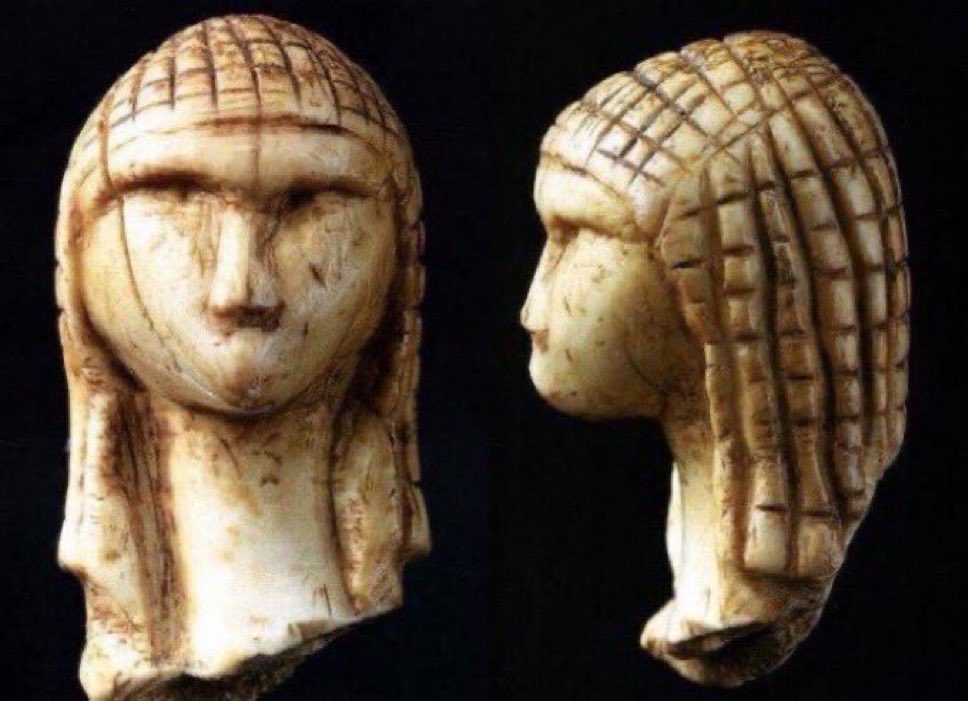 Alexny_85's tweet image. ¿Una vieja figurilla? Y tanto...¡Tallada en marfil de mamut, y con la friolera de 25000 años a cuestas, la “Dama de Brassempouy”es una de las representaciones más antiguas y fascinantes del rostro humano!
¿Qué te parece?

📷: Museo de Saint-Germain-en-Laye