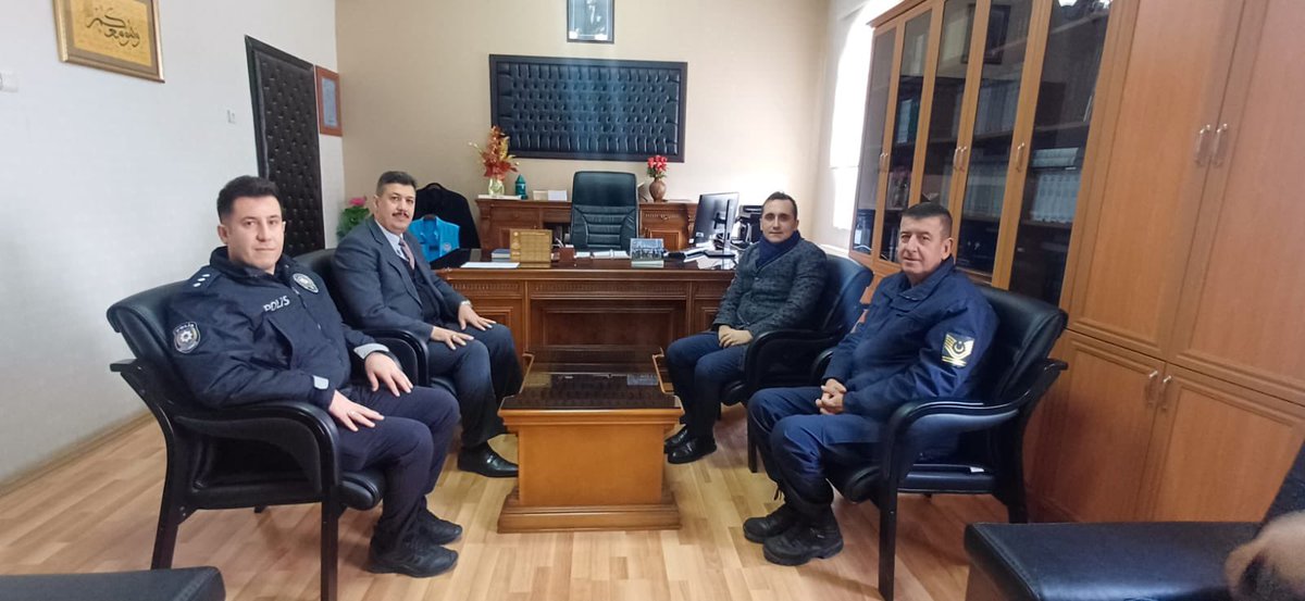 Kaymakamımız Ebrar Evsen, İlçe Jandarma Komutanı Sabih Ölmez ve İlçe Emniyet Amiri Müslüm Ertürküner ile birlikte İlçe Müftüsü olarak atanan Ahmet Kaçar’a hayırlı olsun ziyaretinde bulundu.