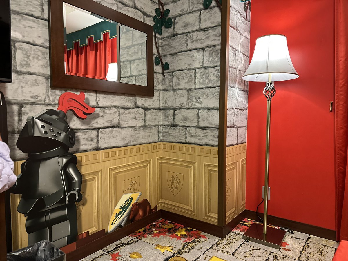 Games00169840's tweet photo. レゴランドホテル🏨

部屋にもめちゃくちゃ作り込んだレゴ作品 https://t.co/XgeeAFucCa