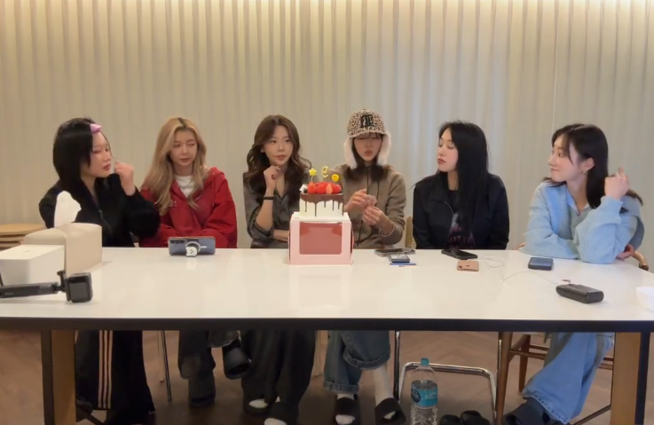 insomnicsy's tweet photo. 🐺: Unnie, what do you want to do for 10th Anniversary?
🐰: I hope we'll be able to have a new song https://t.co/5oJXkr3OOB