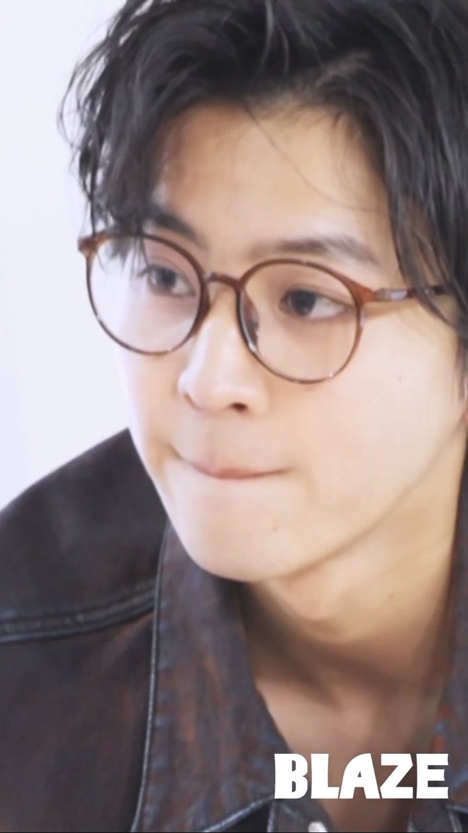30112526n's tweet photo. KODAI WEARING GLASSES 🚨KODAI WEARING GLASSES 🚨 https://t.co/s7UNKxlEsl