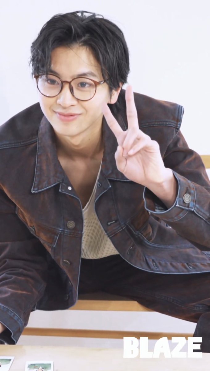 30112526n's tweet photo. KODAI WEARING GLASSES 🚨KODAI WEARING GLASSES 🚨 https://t.co/s7UNKxlEsl