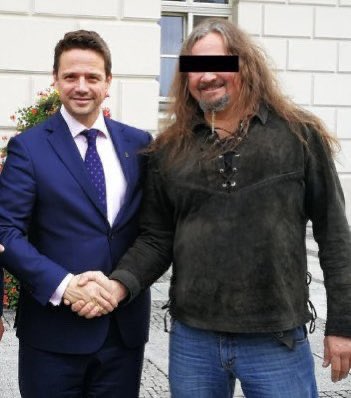 Mistrz i uczeń, pierwszy na zdjęciu z gangsterem Andrzejem Kolikowskim pseudonim "Pershing", drugi z pedofilem z Targówka Robertem K.
Obaj zniesmaczeni faktem, że prezydent na pielgrzymce w Częstochowie przywitał się z obecnymi tam kibicami z całej Polski.