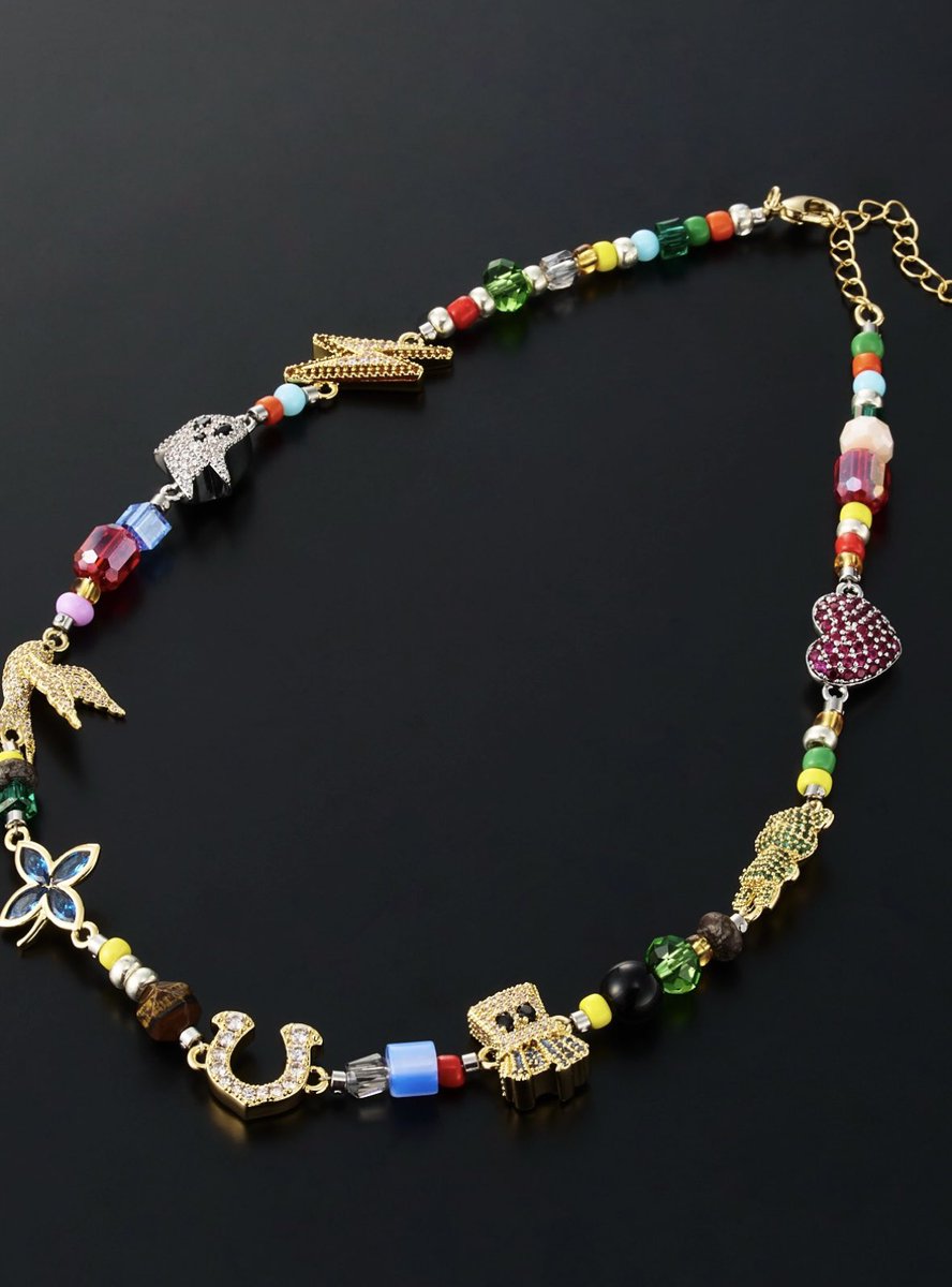 PHOENIX登場時、突飛すぎてみんな頭の中ハテナだった。からのAXは更に破綻してたけど超絶楽しい曲になった。
その辺から曲がカラフルになったように感じていて、ゼロブレのやばすぎる緩急、これから出るだろう色んなAXのことを思うと今のUVERworldはこのネックレスみたいに楽しさで溢れてる！と思う。