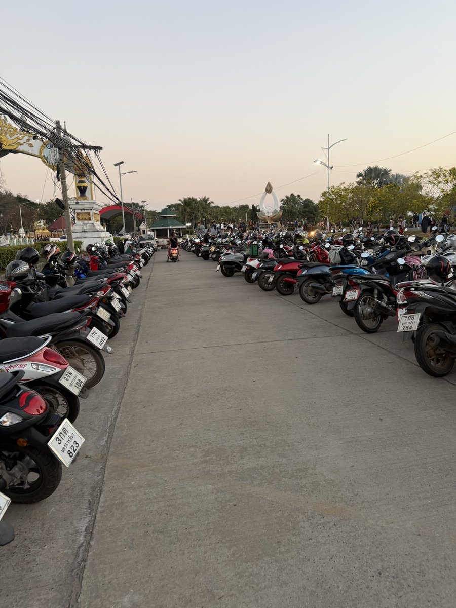 full_head's tweet image. คนเยอะไป้