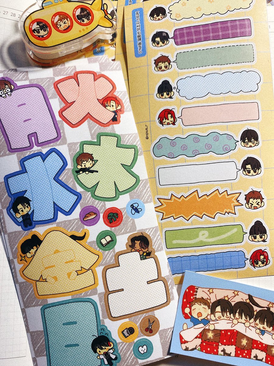 샘플로 뽑은 스티커 도착!
모조지의 경우 생각보다 좀 진하게 나와서 색감 조정할 예정입니다! 또 재질을 잘못 골라서 진짜 일반 모조지로 발주할 예정입니다..🥲(느낌만 참고해주세요!)
일반 씰스티커들은 모니터상 그대로 나왔어요☺️🎵
아크릴집게에 쓴 그림은 통판 때 덤스티커로 넣어드릴게요☃️🩵