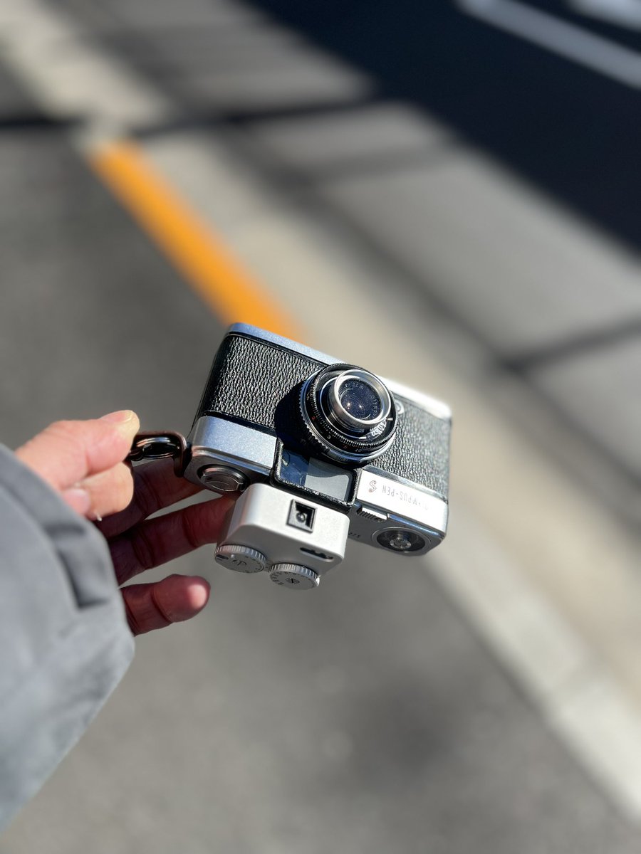 kurara7122's tweet image. PEN-S イイ〜🤩
楽しいですね〜〜♪
よう写るカメラですよね〜。

OPYMPUS PEN-S / KODAK GOLD200

—
キレキレの写りで魅了する
OPYMPUS PEN-S ｜実写レビュー
camera1.kurara7.com/opympus-pen-s/

#OLYMPUS #pens #olympuspen #フィルム #写真が好きな人と繋がりたい