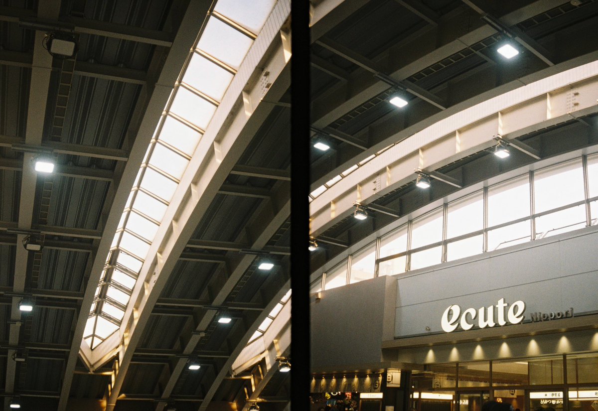 kurara7122's tweet image. PEN-S イイ〜🤩
楽しいですね〜〜♪
よう写るカメラですよね〜。

OPYMPUS PEN-S / KODAK GOLD200

—
キレキレの写りで魅了する
OPYMPUS PEN-S ｜実写レビュー
camera1.kurara7.com/opympus-pen-s/

#OLYMPUS #pens #olympuspen #フィルム #写真が好きな人と繋がりたい