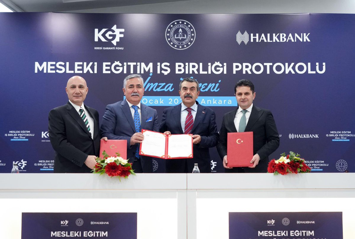 Mesleki ve teknik ortaöğretimden mezun gençlerimizin,
mezuniyet alanlarıyla uyumlu biçimde çalışma hayatına katılımlarını desteklemeye yönelik Mesleki Eğitim İş Birliği Protokolü;
Millî Eğitim Bakanlığımız, Kredi Garanti Fonu ve Türkiye Halk Bankası arasında imzalandı.

Bu