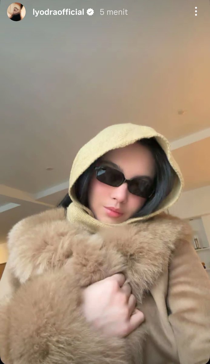 Bundanyalyly's tweet image. Cowoknya : "posting foto jepretan cewek gue biar dia tau gue kangen berat pliss pulang sayanggg"

Ceweknya : "MasyaAllah tabarakallah halo ibu-ibu semua, saya lagi di eropahh ini liburan mewahh, gamau pulang ahhh"