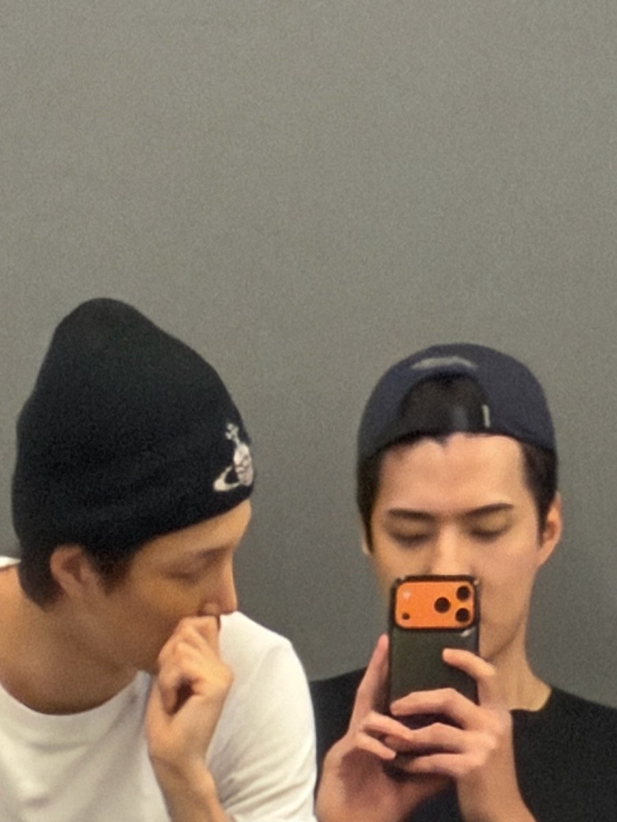 260113 sehun 🧼💌

(photo with jongin)