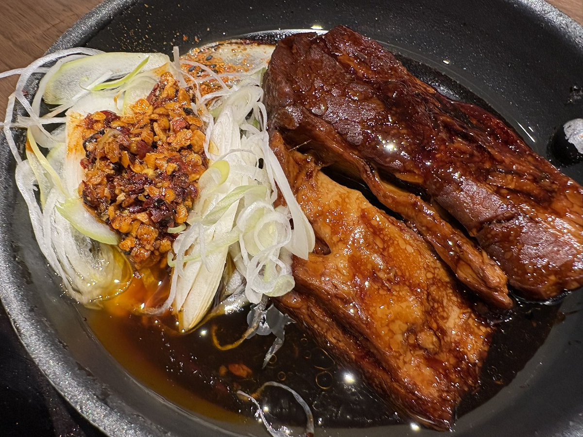 噂の吉野家の角煮定食を食べました
箸で触った時からわかるトロトロのほぐれ具合、味もしっかり染みてて、添えられたネギには食べるラー油までかけられてる始末
白米が進みすぎる危険物なので気をつけてください
即売り切れなのも納得の一品です😊 