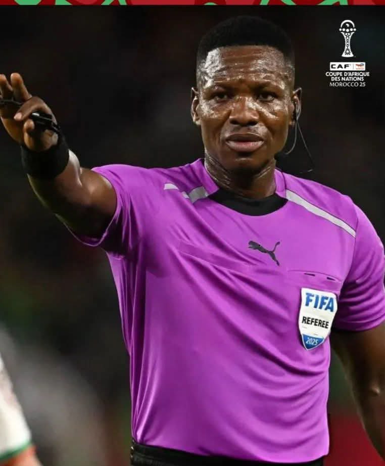 الحكم الغاني الذي حرم المنتخب المغربي من ضربتي جزاء صحيحتين أمام الكاميرون في غرفة الفار هو من سيقود نصف نهائي كاس أمم إفريقيا أمام نيجيريا
دانيال لاريا من غانا حكما لمباراة المنتخب الوطني المغربي
نيجيريا تاريخيا يدها طويلة في التحكيم