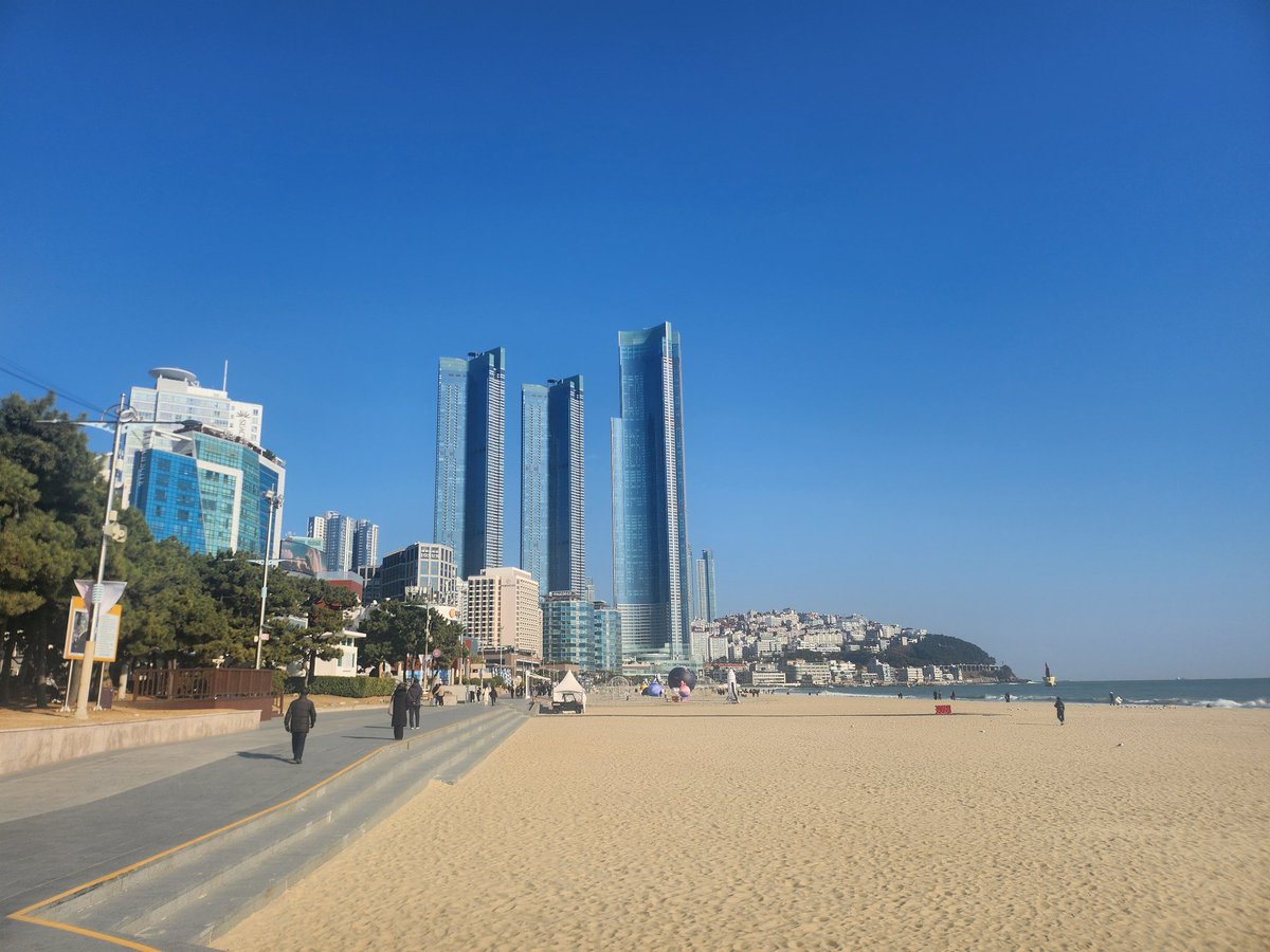 Run_Doki's tweet image. 오랫만의 해운대. 경기도 보다는 역시 따뜻하구만 ㅎㅎ. 이래서 부산이 살기 좋은건가 ㅋㅋㅋ. 여유로운 사람들 중부 지방보단 따뜻한 날씨 등등 다 좋은데 여기 갈매기들이 사람을 향해서 공격적인 비행을 함. 개무서움 ㅋㅋ