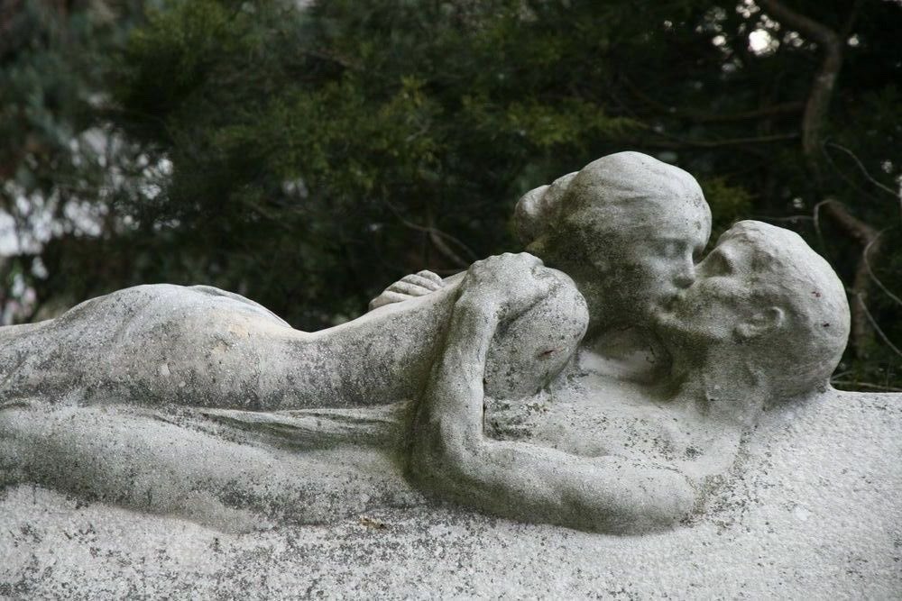 The kiss sculpture in Vienna Central cemetery