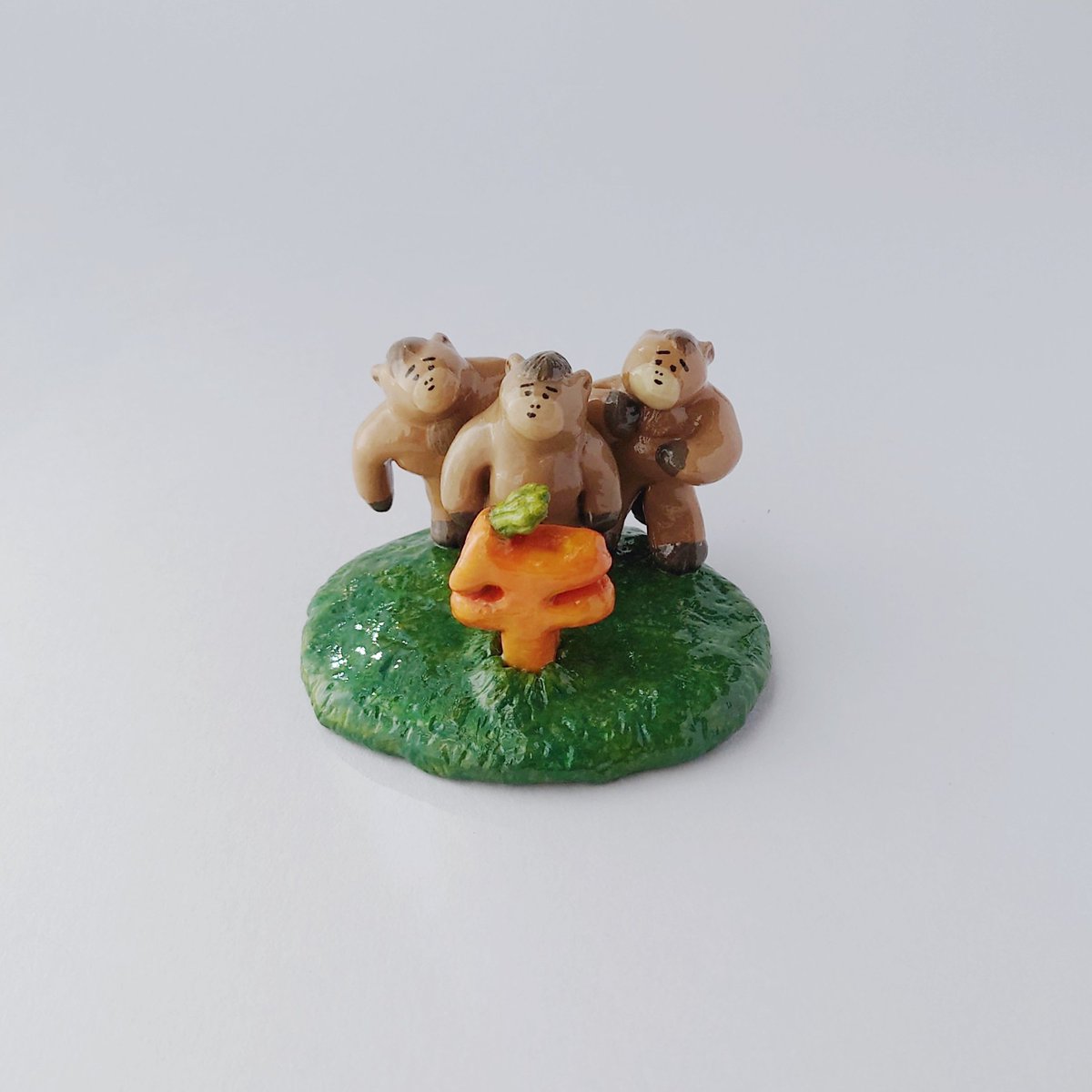 ど根性野菜に群がる野次馬