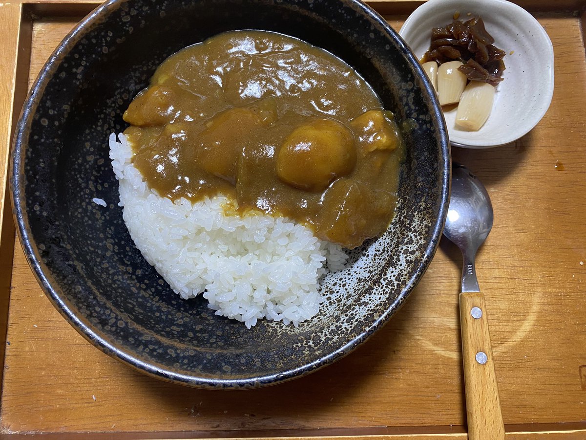 light_trap's tweet image. 【主夫のお仕事】
カレーライス

先日の新年会のおでんの
残りの出汁で作りました。
濃厚なお味でございました。