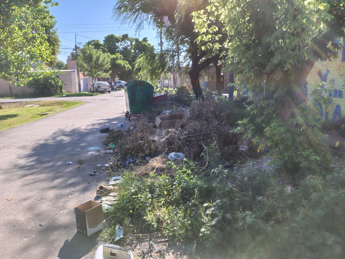 #Rosario #callesdeRosario
Uriarte y Anchoris. Basural sobre calzada.
<a href="/CalleDeRosario/">CalleDRosario</a> 
<a href="/emergenciasAR/">red de emergencias</a> 
<a href="/TransitoRos/">Tránsito Rosario</a> 
<a href="/TransitoRosOk/">Tránsito Rosario y más</a> 
<a href="/TransitoRosari0/">Tránsito y noticias Rosario</a>