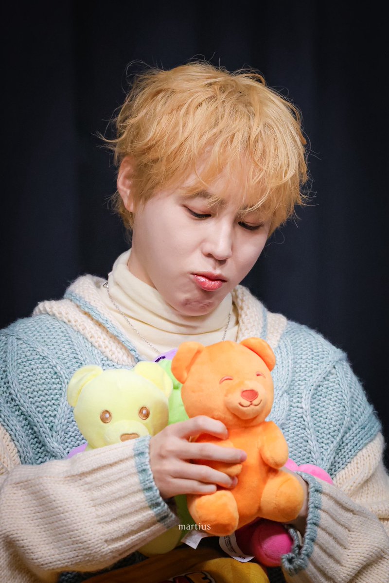 martius0322's tweet image. 260111 위드뮤 시그 팬싸 

우웅… 🧸

#하성운 #HASUNGWOON
#河成雲 #ハソンウン
#Tell_the_World 
@gooreumseng