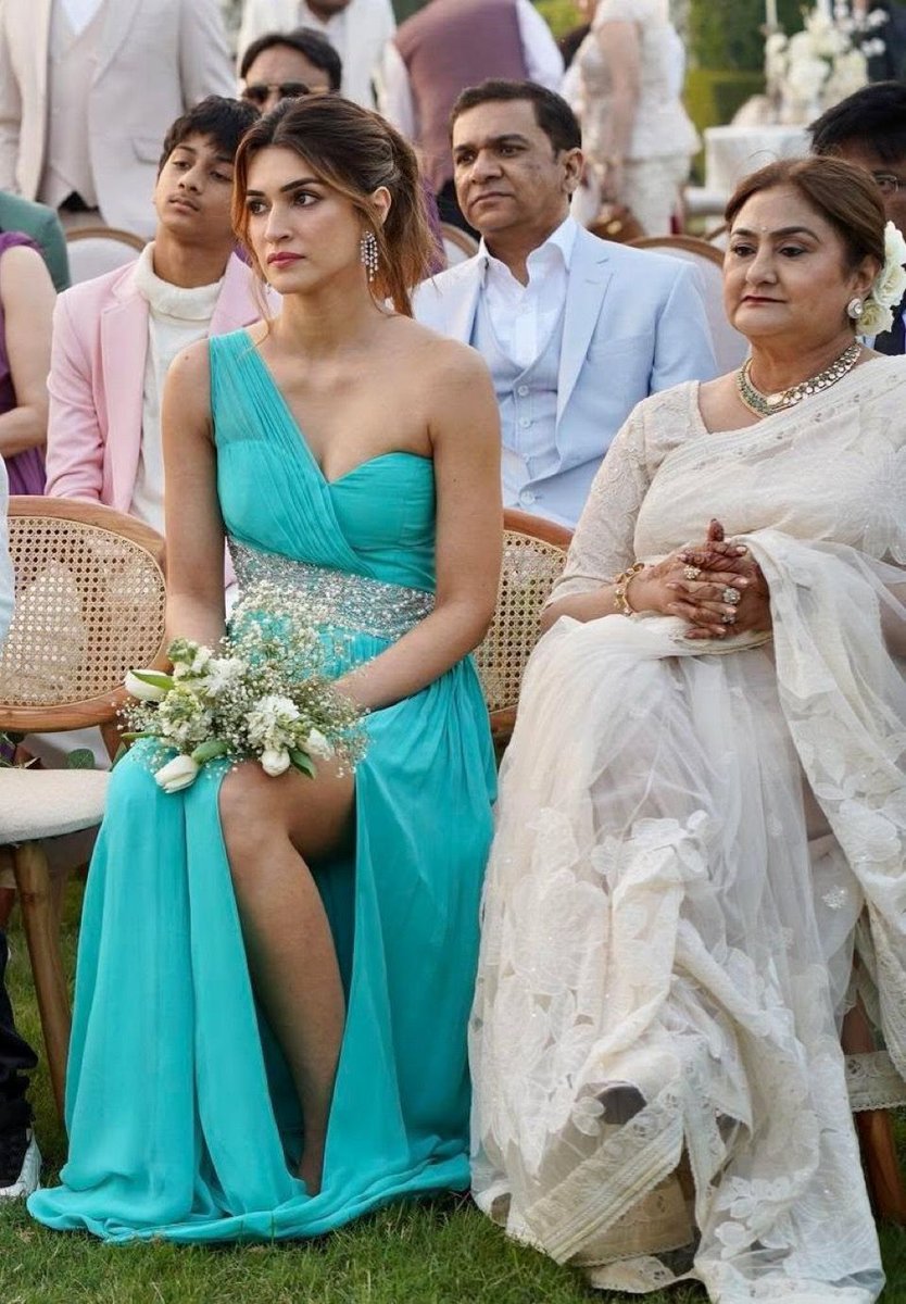 #KritiSanon on bridesmaid duties. 😍

#Celebs