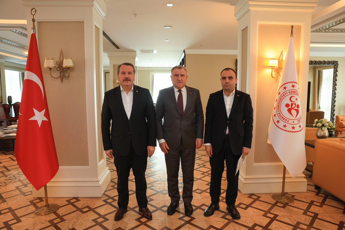 Gençlik ve Spor Bakanı Osman Aşkın Bak ile Büro Memur-Sen’imizin talep ve beklentilerini görüştük

• Nöbet ücreti,
• Taşra uzmanlığı kadrolarının oluşturulması,
• Talebin yeterli olduğu illerde kreş açılması,
• Vekâleten yürütülen görevler için ücret ödenmesi,
•