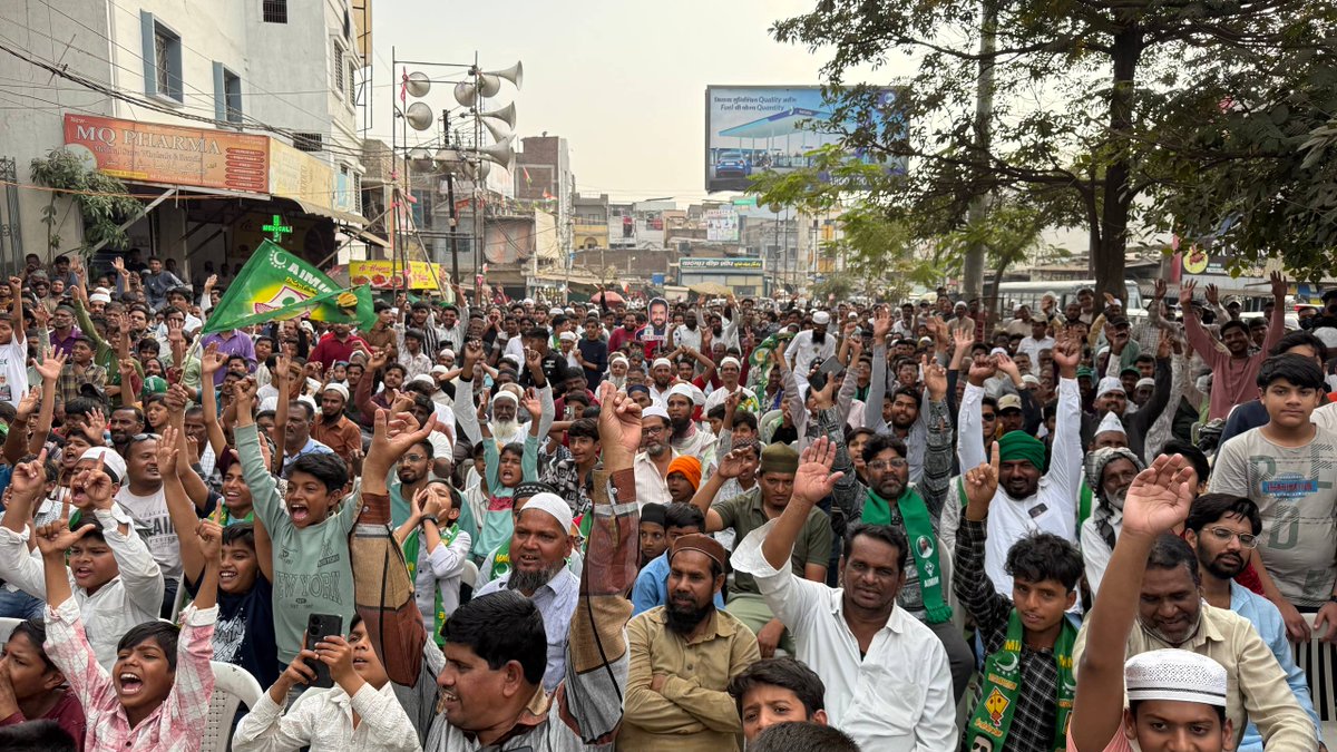 aimim_national's tweet photo. शुक्रिया महाराष्ट्र 

AIMIM अध्यक्ष बैरिस्टर @asadowaisi साहब ने कट कट गेट, औरंगाबाद में विशाल जनसभा को संबोधित किया, जिसमें बड़ी तादाद में लोगों ने शिरकत करके ये पैग़ाम दिया कि वो AIMIM के साथ मज़बूती से खड़े हैं।
जनसभा के दौरान उन्होंने अवाम से महानगरपालिका चुनाव में पतंग निशान पर वोट डालकर AIMIM के तमाम उम्मीदवारों को कामयाब करने की अपील की।
देखें जनसभा की कुछ ख़ास तस्वीरें।
