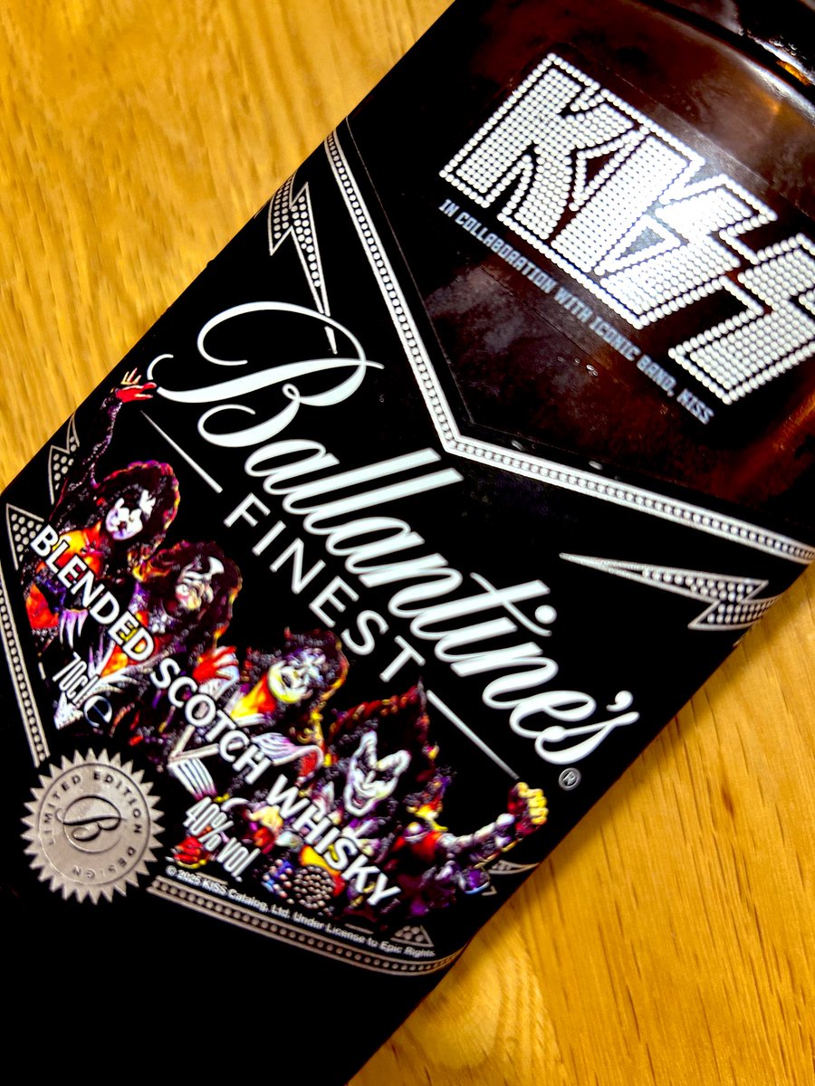 BARREL_tm's tweet photo. ただならぬ
バランタイン ファイネスト🥃
#kiss 
#スコッチウイスキー
#スコットランド
#限定ボトル https://t.co/FAyjbOmGoe
