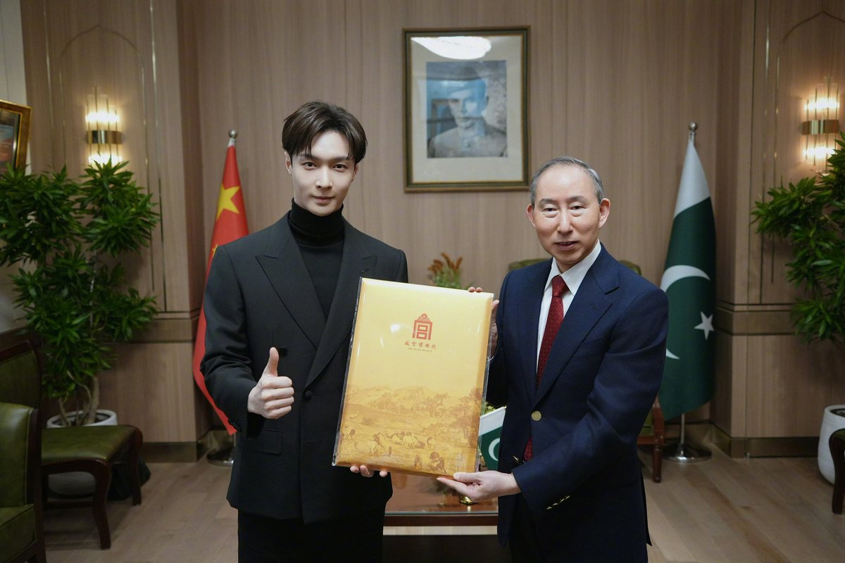 LAY weibo 

相知无远近，万里尚为邻。从未想过，我的音乐能承载如此重要的使命，荣幸参与，让我们听见彼此。