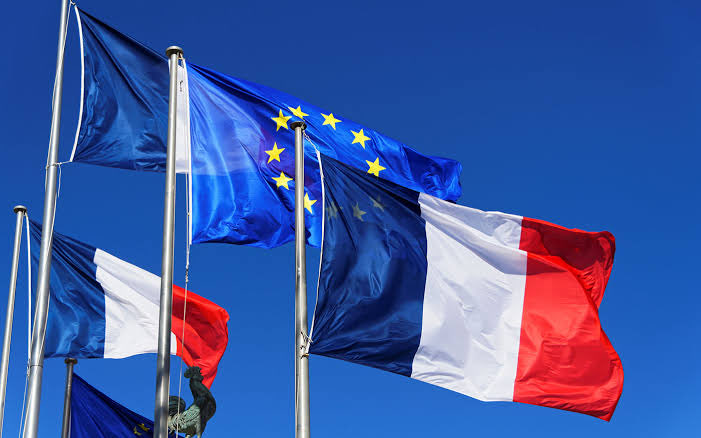 Lodovic2Nouvion's tweet image. [ THREAD ] 🇪🇺❌La souveraineté française face à l’UE  : le choix monarchique 

La perte de souveraineté française n’est pas une dérive.
C’est un choix politique délibéré : transférer le pouvoir hors de la nation vers des instances non élues, hors du contrôle du peuple.

La