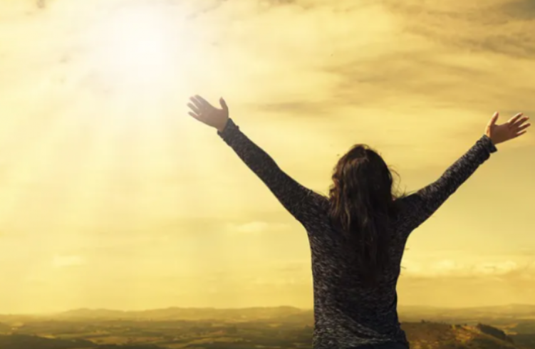 السعادة في العزلة .. 8 خطوات لتجاوز البعد عن الأصدقاء 