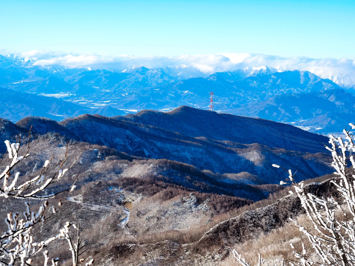 macky_fleet's tweet photo. 昨日は赤城山に登ってきました。
日本海側の天気は荒れていたそうで、一番高い黒檜山から谷川岳方面を見ると日本海側は雲だらけだけど谷川岳あたりの山脈で湿った空気がせき止められる様子を感じられました。
晴れたけど名物の霧氷で白くなった木々もちゃんと見えて冬らしい登山でした。 https://t.co/b0ZmkbpN7P