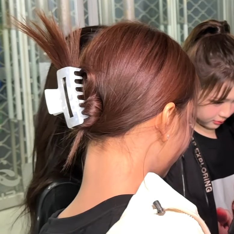 carmenimoet's tweet image. this is so indo girl coded