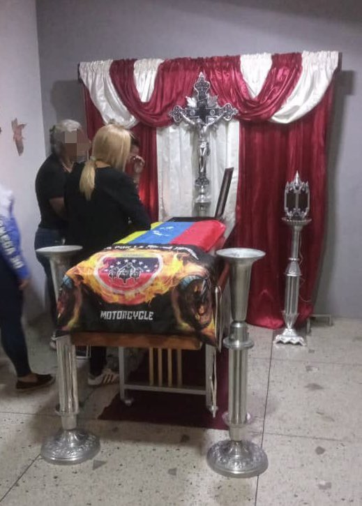 eldiario's tweet photo. #13Ene | Familiares y vecinos de Edison Torres se reunieron la noche del #12Ene en las calles de Guanare, Portuguesa, para despedirlo.
Torres murió el #10Ene bajo custodia del Estado mientras estaba detenido. El #11Ene, el Ministerio Público confirmó su muerte, luego de denuncias formuladas por organizaciones de derechos humanos.
📹/ 📸: @SantiagoRafa11