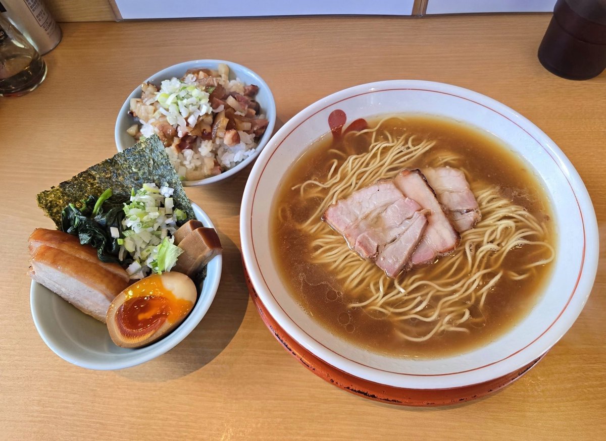 中華そば はし本@人形町

◾特製醤油◾肉飯

着丼時の鶏と醤油のイイ香りに
毎度！食前から旨クラる~😇

ふくよかな鶏の出汁
分厚い鶏油の甘みとコク
淡麗ながらも旨味濃厚KK🤭💯
小麦風味豊か🕺パツ麺も超旨い⤴

🍚甘辛く煮込まれた豚と玉葱
1丼じゃ足らない旨さだ🤣🩷
#はし本