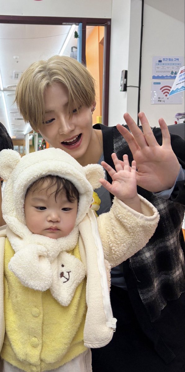 geonatt__'s tweet image. 손 크기 재는거 미침.... (positive)

#이상원 #알디원 #ald1 #알파드라이브원