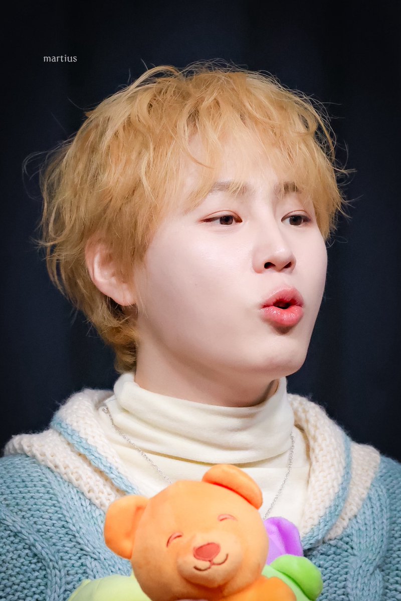 martius0322's tweet image. 260111 위드뮤 시그 팬싸 

하성운아 
넘귀엽다
말랑꿀떡 
와랄랄라 
어떡하지 
미치겠네…

#하성운 #HASUNGWOON
#河成雲 #ハソンウン
#Tell_the_World 
@gooreumseng