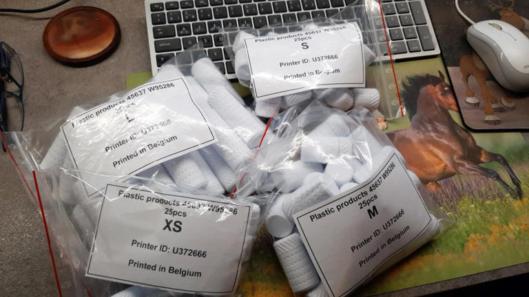 📰 72-річний бельгієць друкує для ЗСУ: “Я частина армії в тіні”

У Бельгії медіа розповіли історію 72-річного Клода, який із регіону Валлонський Брабант допомагає Збройним Силам України, друкуючи необхідні деталі на 3D-принтері через ДрукАрмію.

Чоловік не військовий і не політик