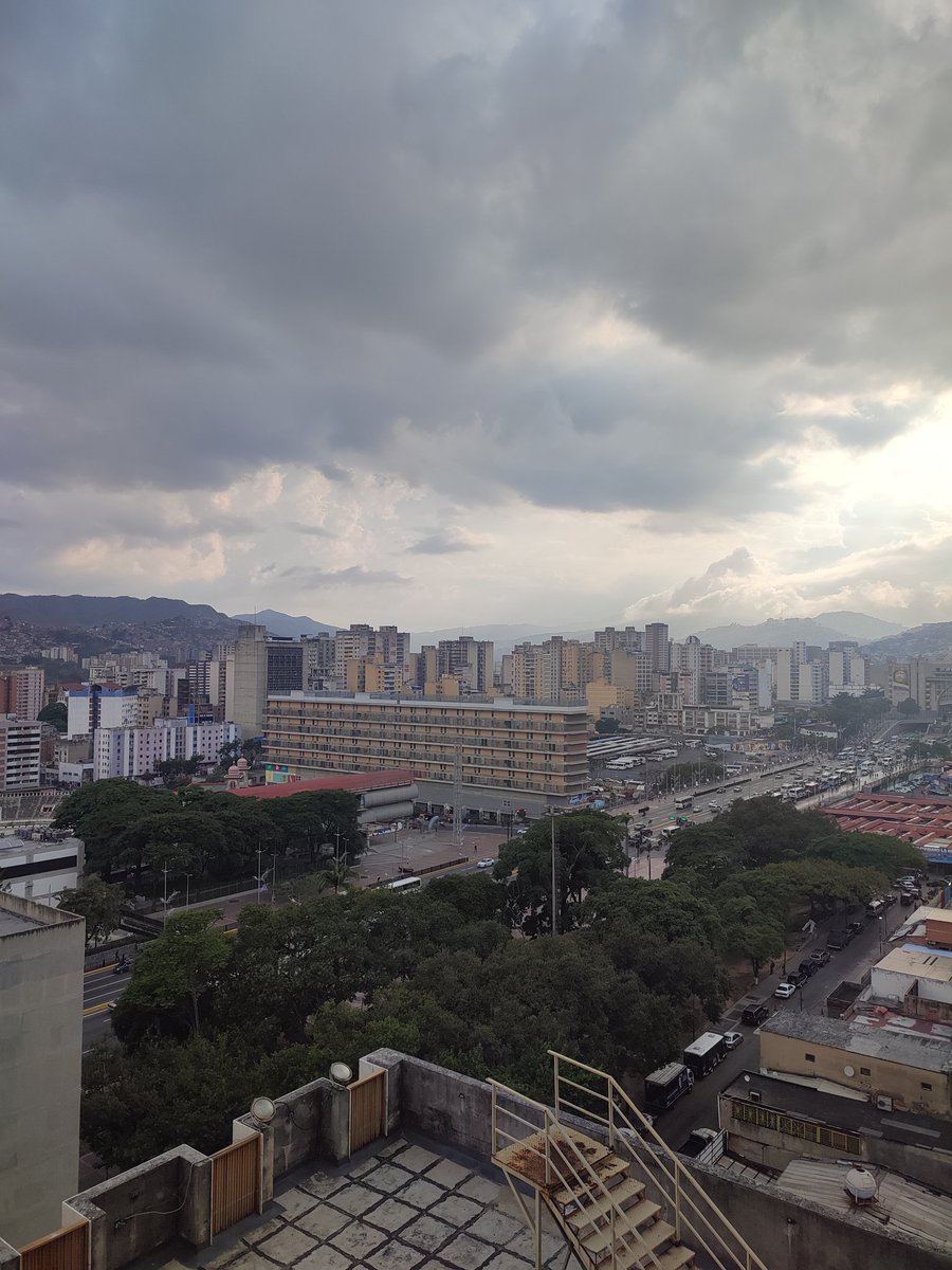 #13Ene #Caracas 
<a href="/RobertLobo_/">Robert Lobo</a>: A esta hora la Av. Bolívar está cerrada en ambos sentidos. Igualmente la Av. San Martín a la altura de Maternidad (sentido El Silencio) tiene embotellamiento. #13Ene 

Hoy, hay una caravana del sector transporte desde el Poliedro que termina en la